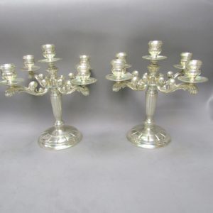 ALDAO JOYEROS. Pareja de candelabros de cinco luces en plata. España, siglo XX.