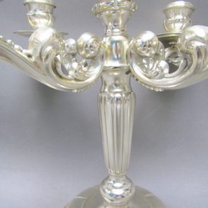 ALDAO JOYEROS. Pareja de candelabros de cinco luces en plata. España, siglo XX.