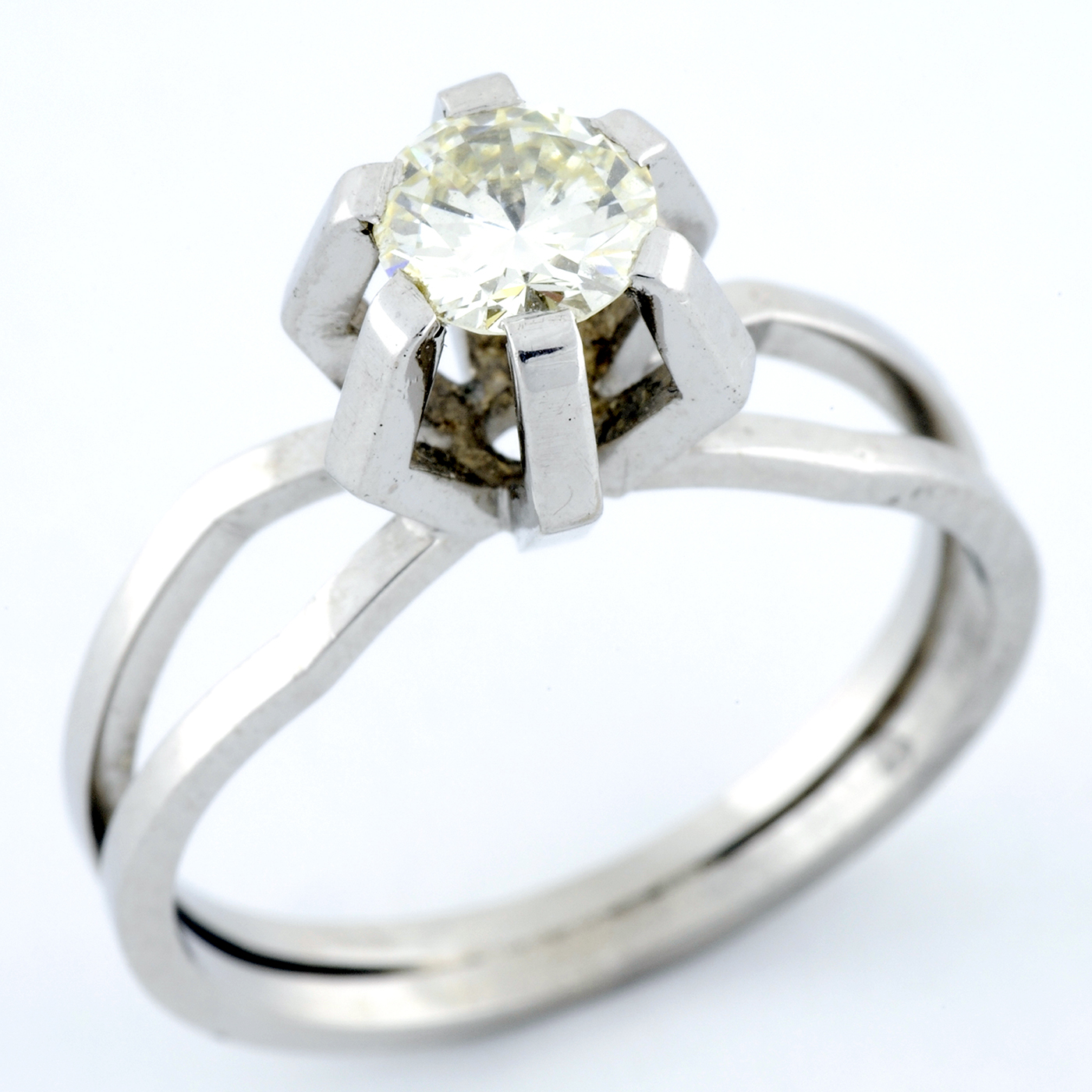 Solitario de Oro Blanco de 18k con Diamante Natural talla Brillante de 0,51 ct. (L-SI1). Certificado IGE.