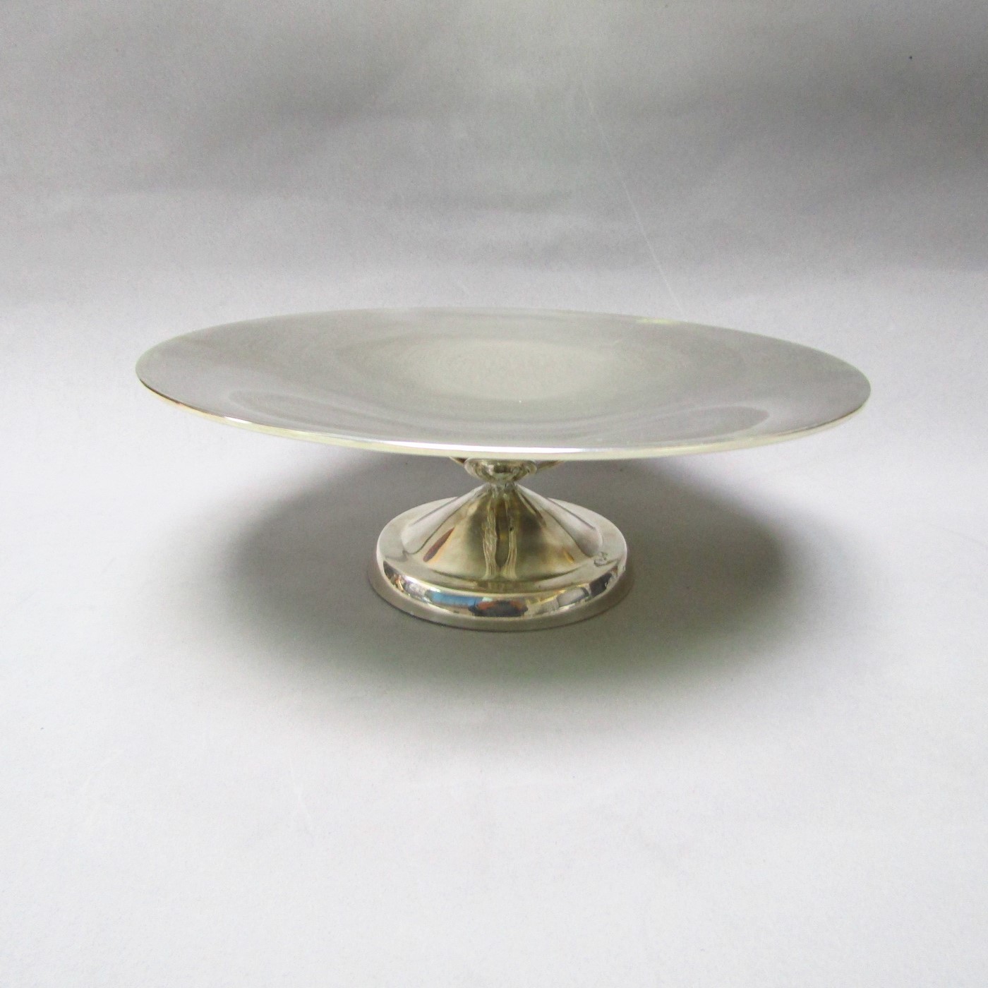 Centro de mesa elevado en Plata de Ley. España, siglo XX. Centro de mesa elevado en Plata de Ley. España, siglo XX.