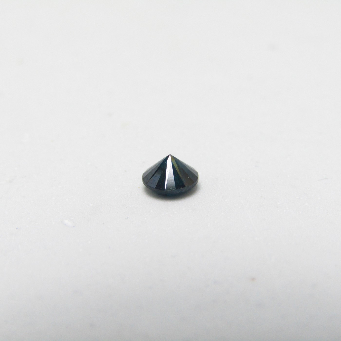 Diamante Natural de 0,37 ct. Talla: Brillante. Color: Ocean Blue. Pureza: P3. Mejorado. Certificado IGR. Diamante Natural de 0,37 ct. Talla: Brillante. Color: Ocean Blue. Pureza: P3. Mejorado. Certificado IGR.