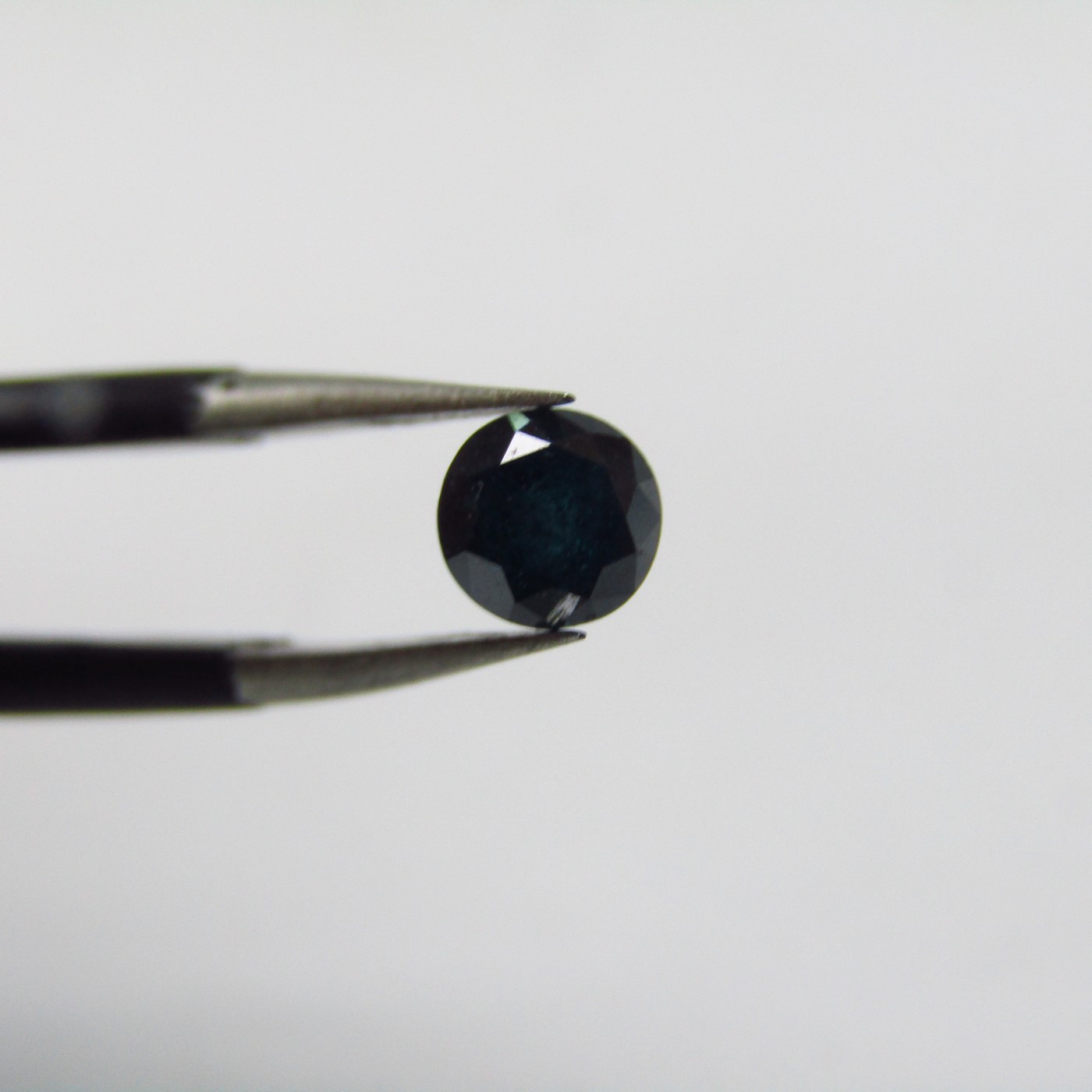 Diamante Natural de 0,37 ct. Talla: Brillante. Color: Ocean Blue. Pureza: P3. Mejorado. Certificado IGR. Diamante Natural de 0,37 ct. Talla: Brillante. Color: Ocean Blue. Pureza: P3. Mejorado. Certificado IGR.