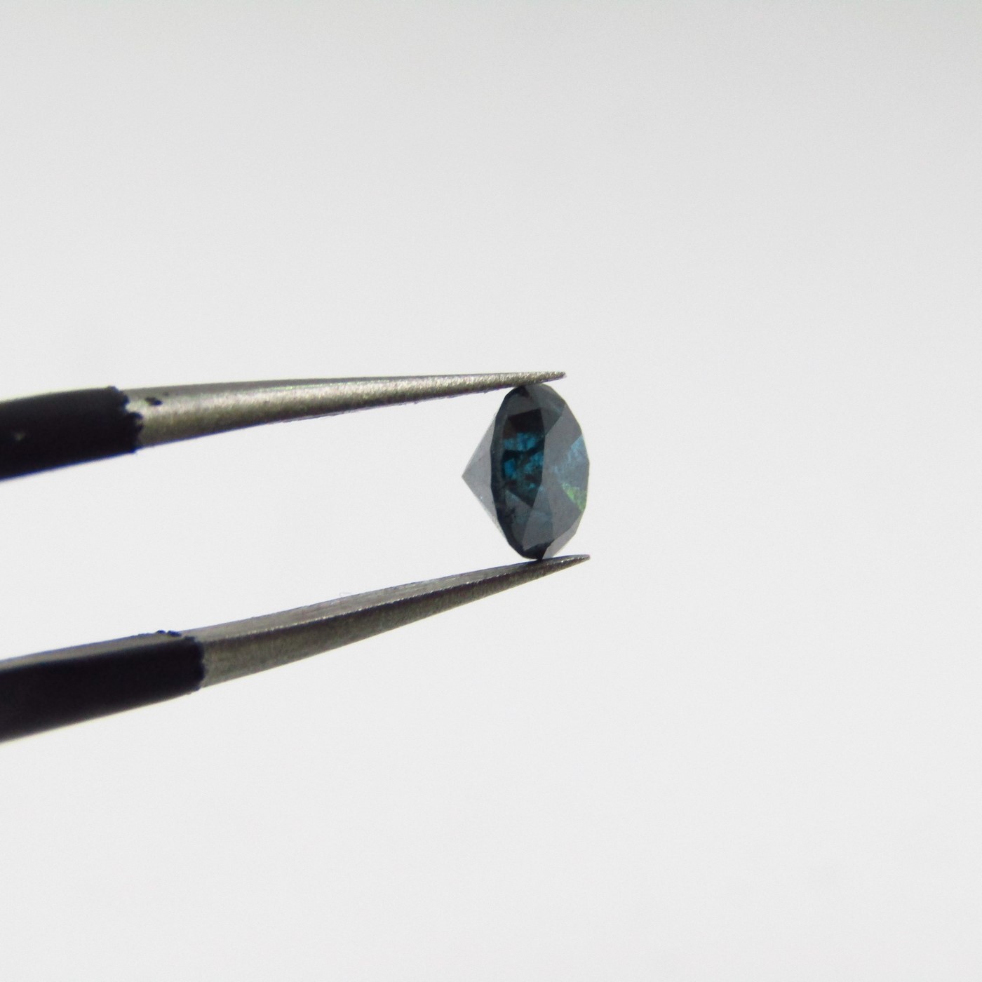 Diamante Natural de 0,37 ct. Talla: Brillante. Color: Ocean Blue. Pureza: P3. Mejorado. Certificado IGR. Diamante Natural de 0,37 ct. Talla: Brillante. Color: Ocean Blue. Pureza: P3. Mejorado. Certificado IGR.