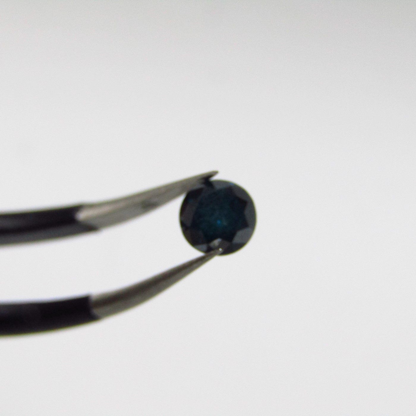 Diamante Natural de 0,37 ct. Talla: Brillante. Color: Ocean Blue. Pureza: P3. Mejorado. Certificado IGR. Diamante Natural de 0,37 ct. Talla: Brillante. Color: Ocean Blue. Pureza: P3. Mejorado. Certificado IGR.