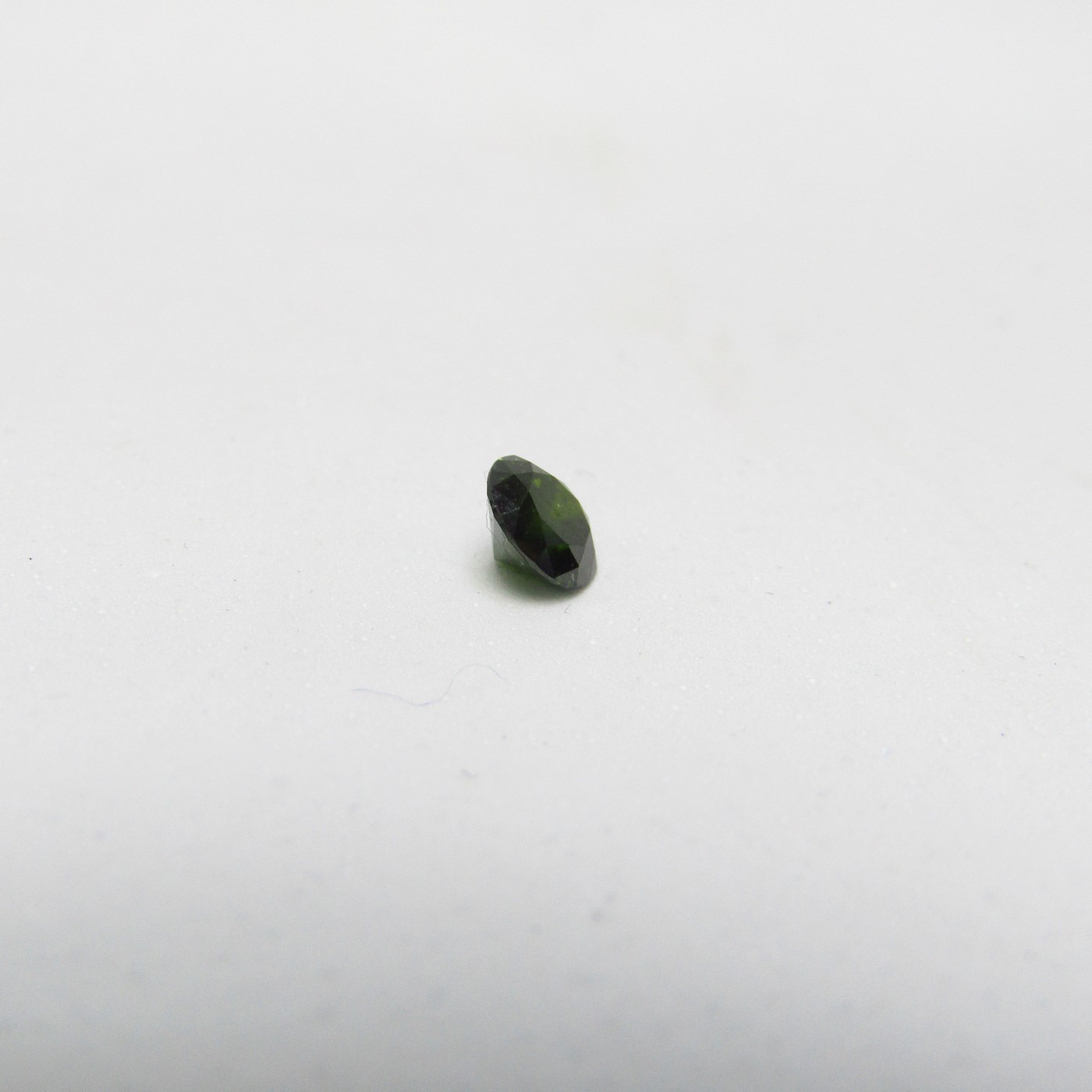 Diamante Natural de 0,50 ct. Talla: Brillante. Color: Intense Leaf Green. Pureza: P3. Mejorado. Certificado IGR. Diamante Natural de 0,50 ct. Talla: Brillante. Color: Intense Leaf Green. Pureza: P3. Mejorado. Certificado IGR.