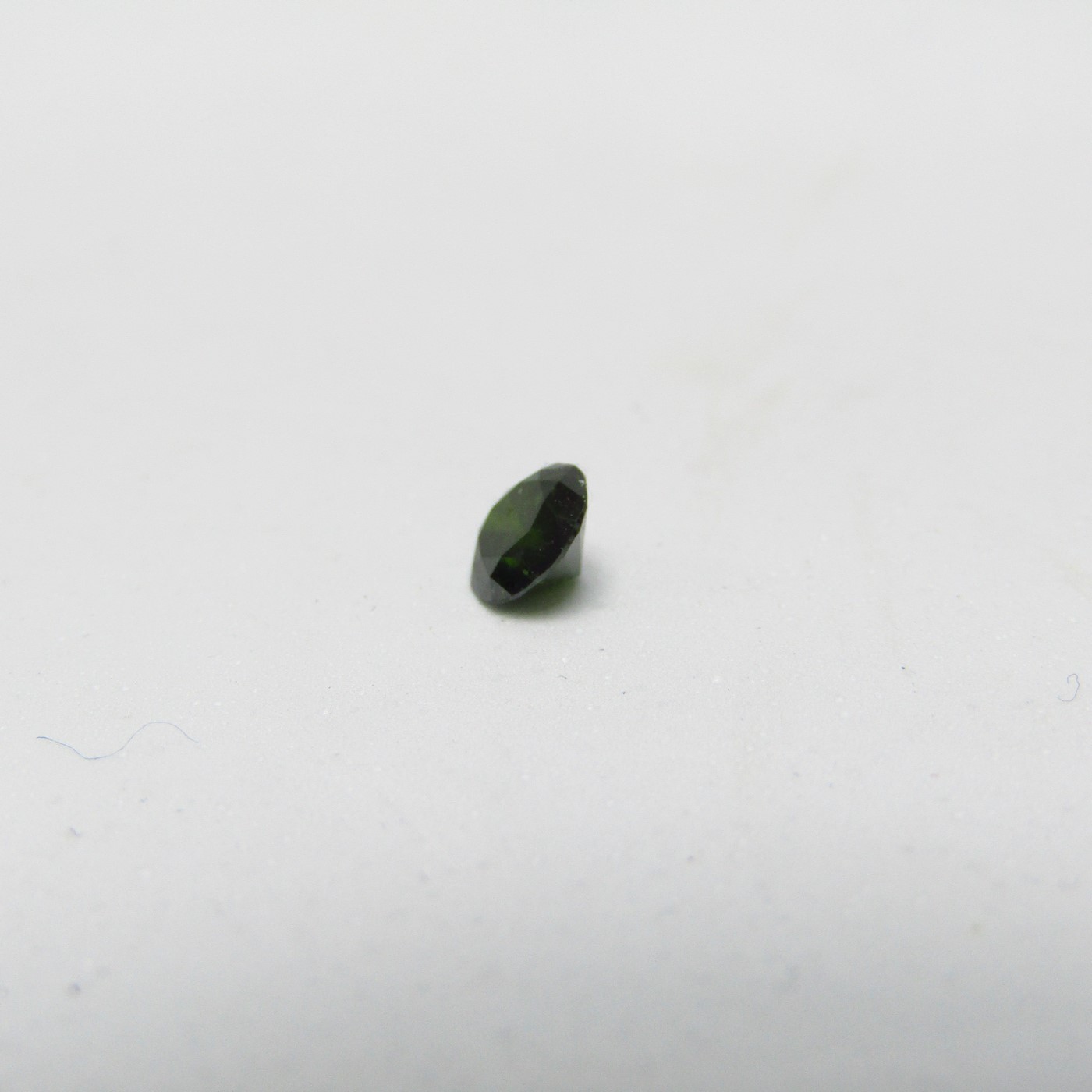 Diamante Natural de 0,50 ct. Talla: Brillante. Color: Intense Leaf Green. Pureza: P3. Mejorado. Certificado IGR. Diamante Natural de 0,50 ct. Talla: Brillante. Color: Intense Leaf Green. Pureza: P3. Mejorado. Certificado IGR.