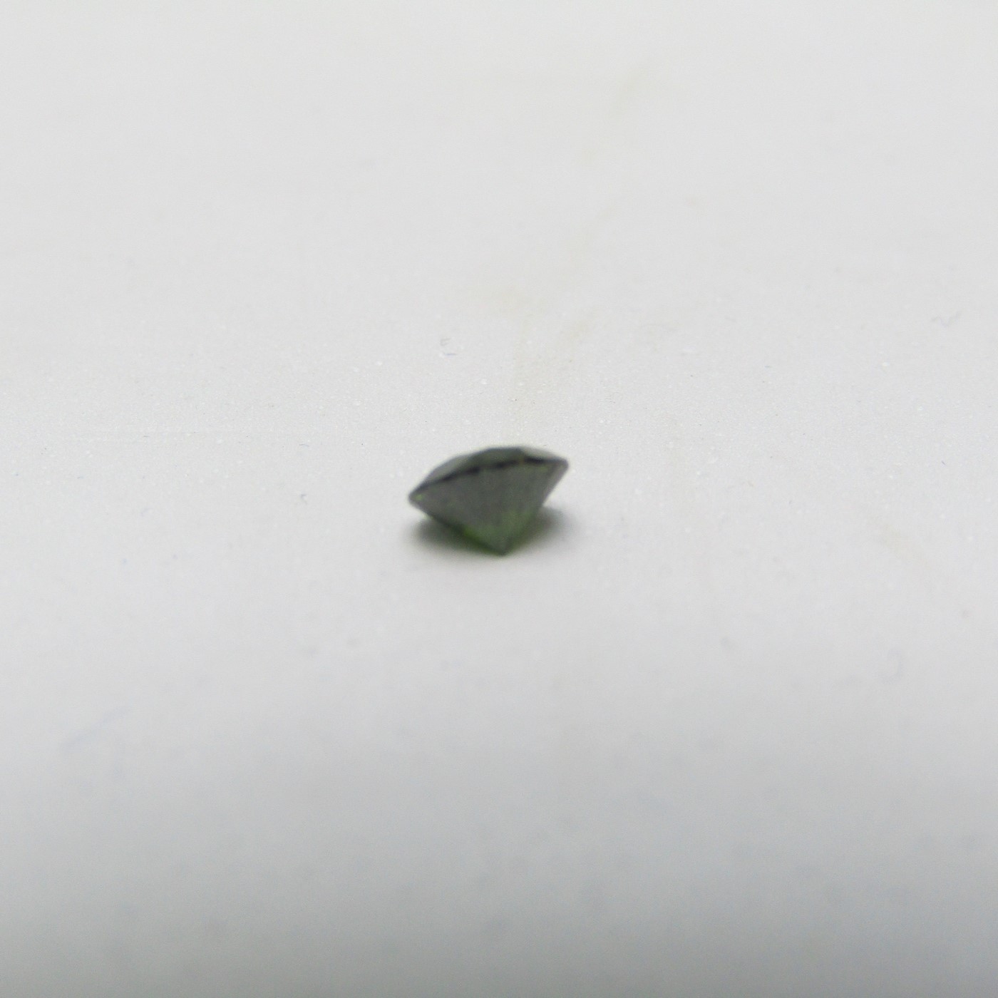 Diamante Natural de 0,50 ct. Talla: Brillante. Color: Intense Leaf Green. Pureza: P3. Mejorado. Certificado IGR. Diamante Natural de 0,50 ct. Talla: Brillante. Color: Intense Leaf Green. Pureza: P3. Mejorado. Certificado IGR.