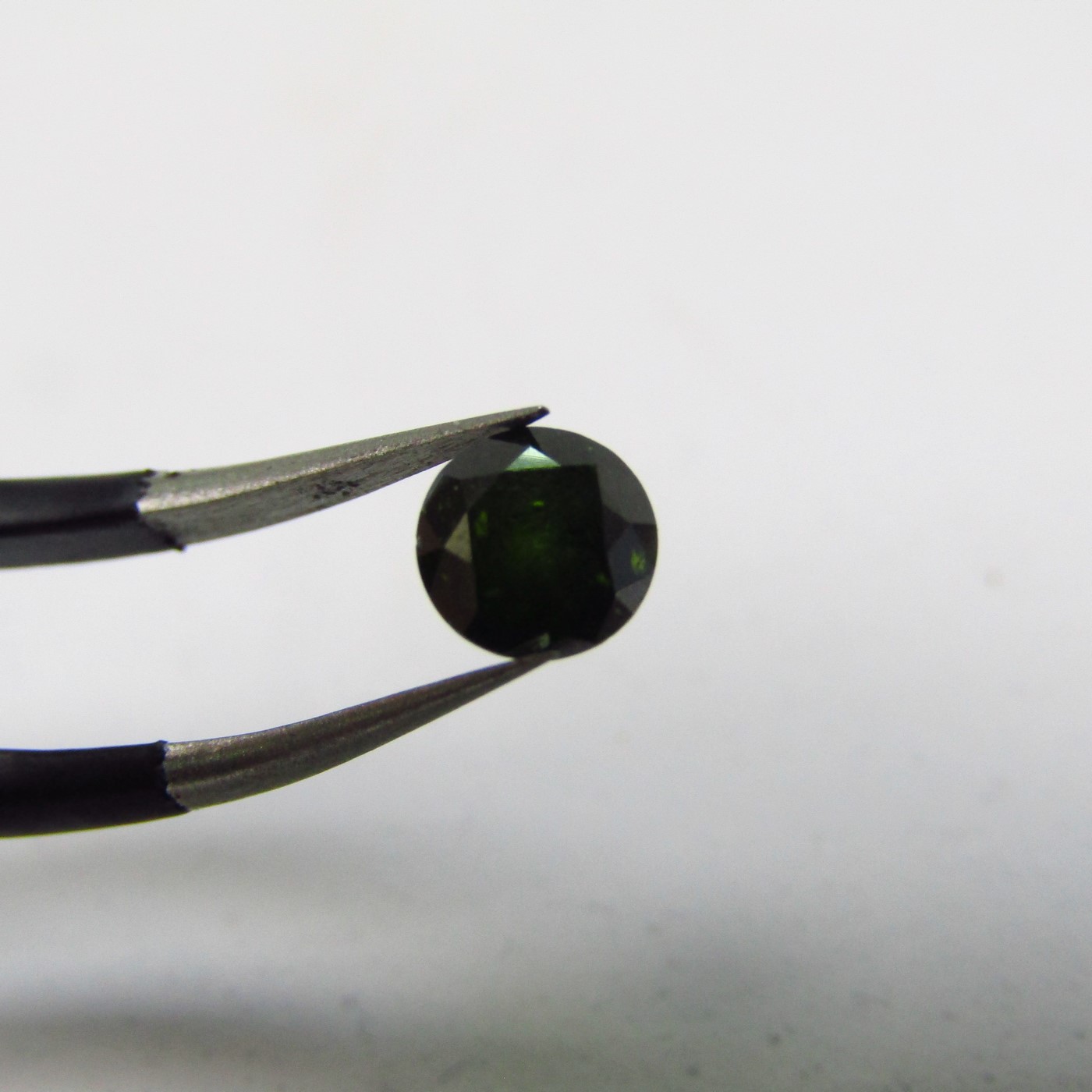 Diamante Natural de 0,50 ct. Talla: Brillante. Color: Intense Leaf Green. Pureza: P3. Mejorado. Certificado IGR. Diamante Natural de 0,50 ct. Talla: Brillante. Color: Intense Leaf Green. Pureza: P3. Mejorado. Certificado IGR.