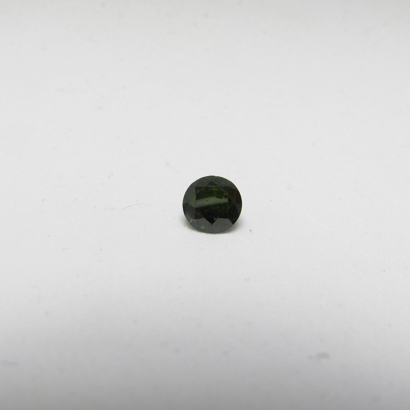 Diamante Natural de 0,50 ct. Talla: Brillante. Color: Intense Leaf Green. Pureza: P3. Mejorado. Certificado IGR.