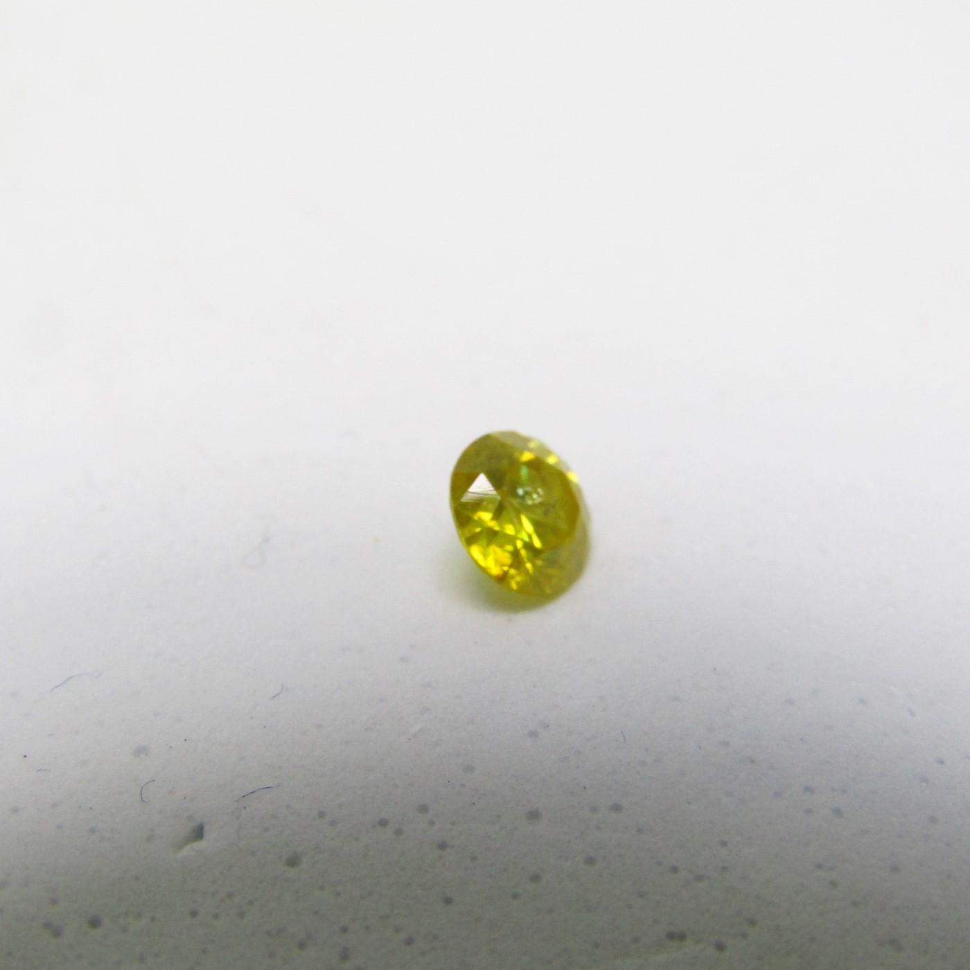Diamante Natural de 0,58 ct. Talla: Brillante. Color: Fancy Canary Yellow. Pureza: P2. Mejorado. Certificado IGR. Diamante Natural de 0,58 ct. Talla: Brillante. Color: Fancy Canary Yellow. Pureza: P2. Mejorado. Certificado IGR.