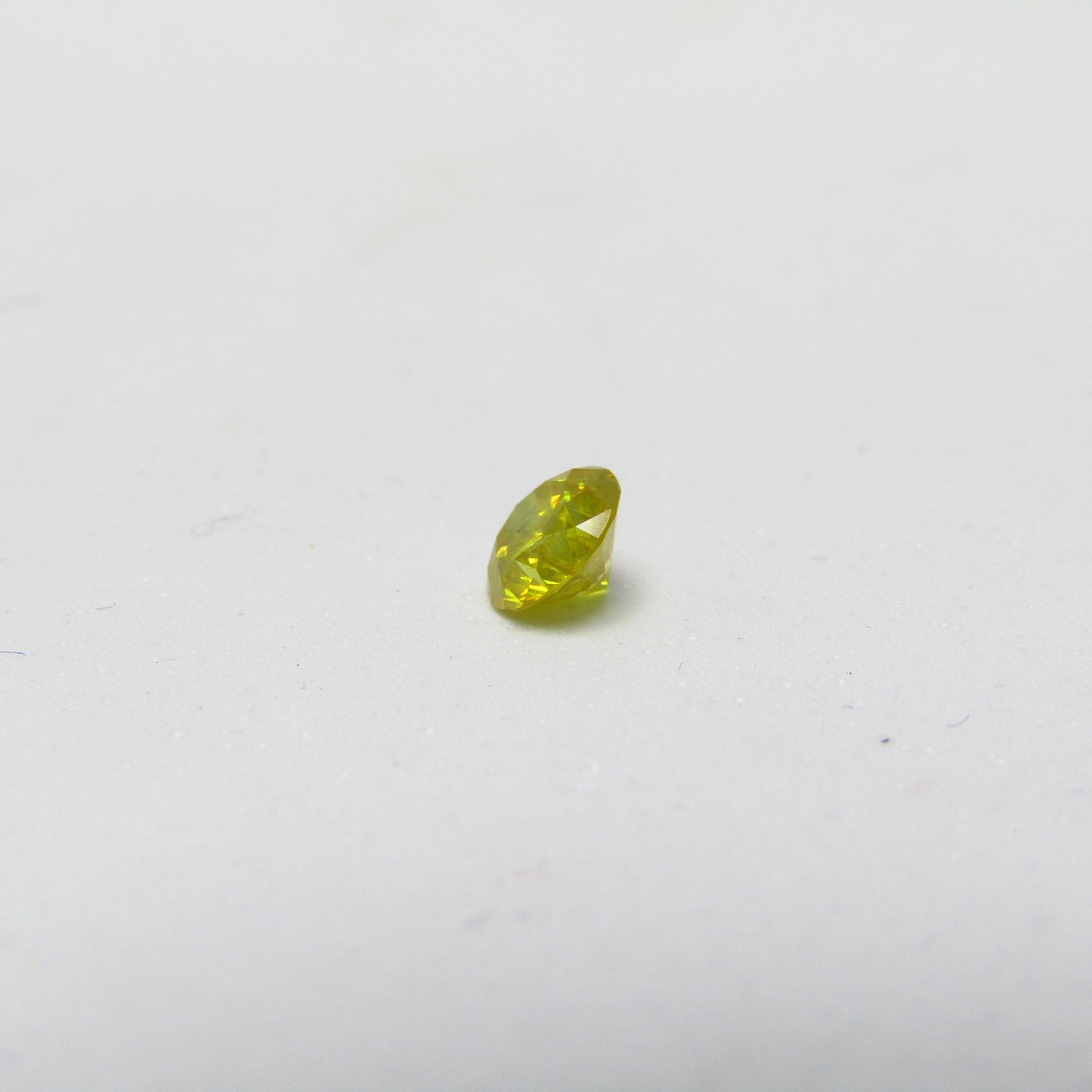 Diamante Natural de 0,58 ct. Talla: Brillante. Color: Fancy Canary Yellow. Pureza: P2. Mejorado. Certificado IGR. Diamante Natural de 0,58 ct. Talla: Brillante. Color: Fancy Canary Yellow. Pureza: P2. Mejorado. Certificado IGR.