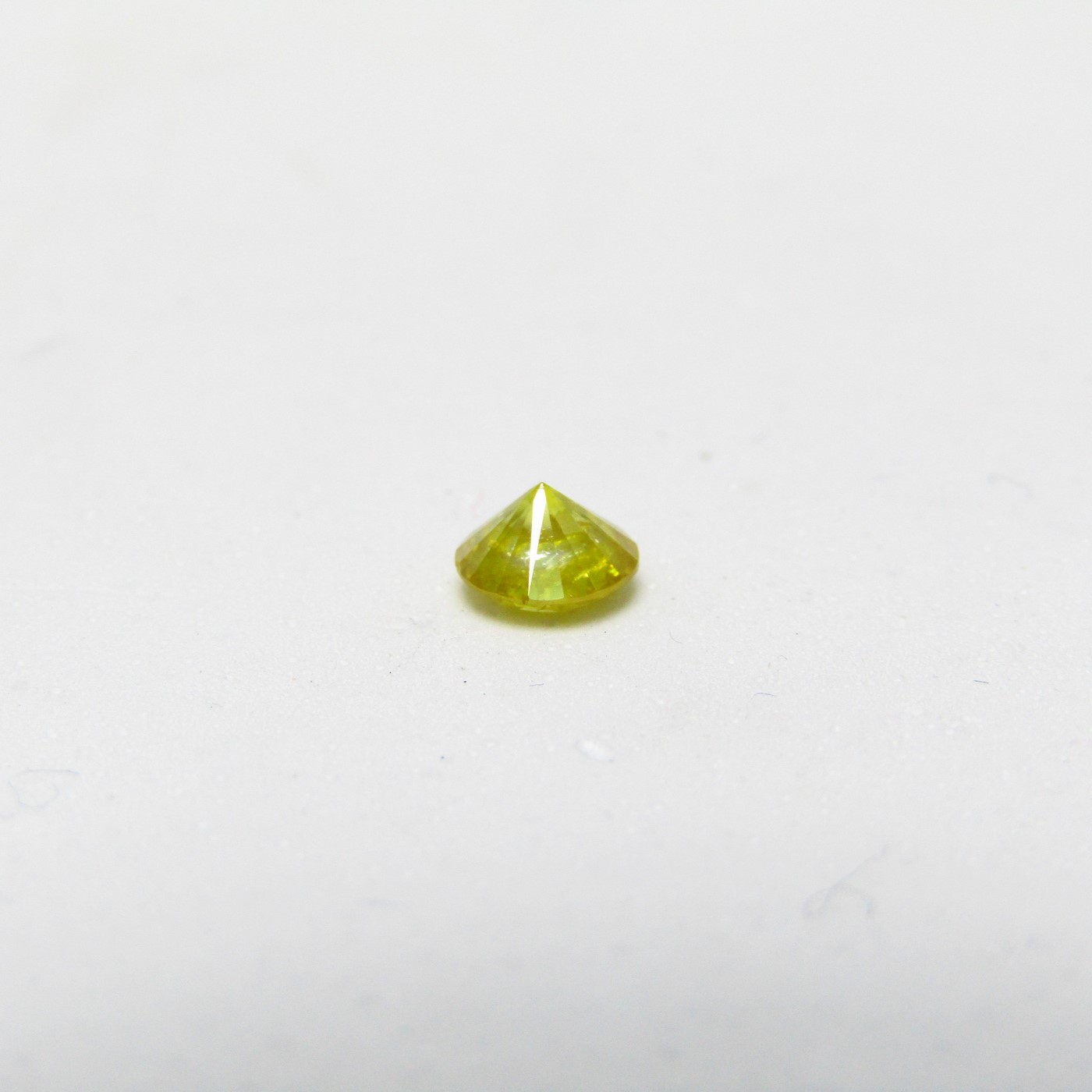 Diamante Natural de 0,58 ct. Talla: Brillante. Color: Fancy Canary Yellow. Pureza: P2. Mejorado. Certificado IGR. Diamante Natural de 0,58 ct. Talla: Brillante. Color: Fancy Canary Yellow. Pureza: P2. Mejorado. Certificado IGR.