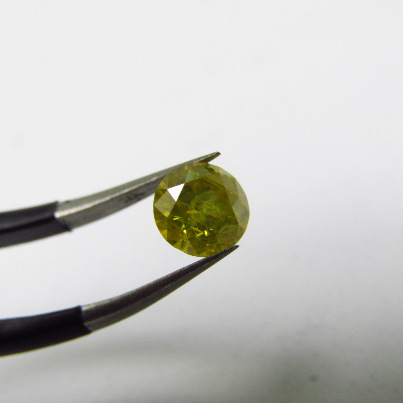 Diamante Natural de 0,58 ct. Talla: Brillante. Color: Fancy Canary Yellow. Pureza: P2. Mejorado. Certificado IGR. Diamante Natural de 0,58 ct. Talla: Brillante. Color: Fancy Canary Yellow. Pureza: P2. Mejorado. Certificado IGR.