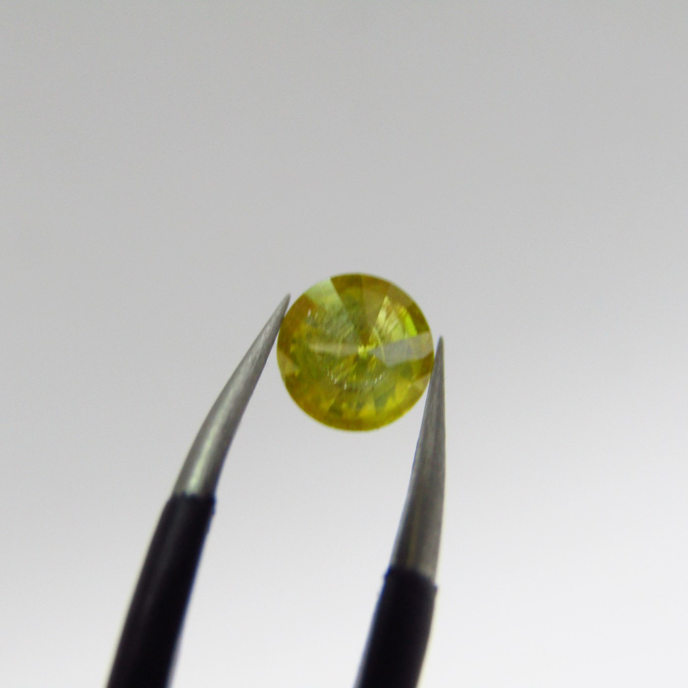 Diamante Natural de 0,58 ct. Talla: Brillante. Color: Fancy Canary Yellow. Pureza: P2. Mejorado. Certificado IGR. Diamante Natural de 0,58 ct. Talla: Brillante. Color: Fancy Canary Yellow. Pureza: P2. Mejorado. Certificado IGR.