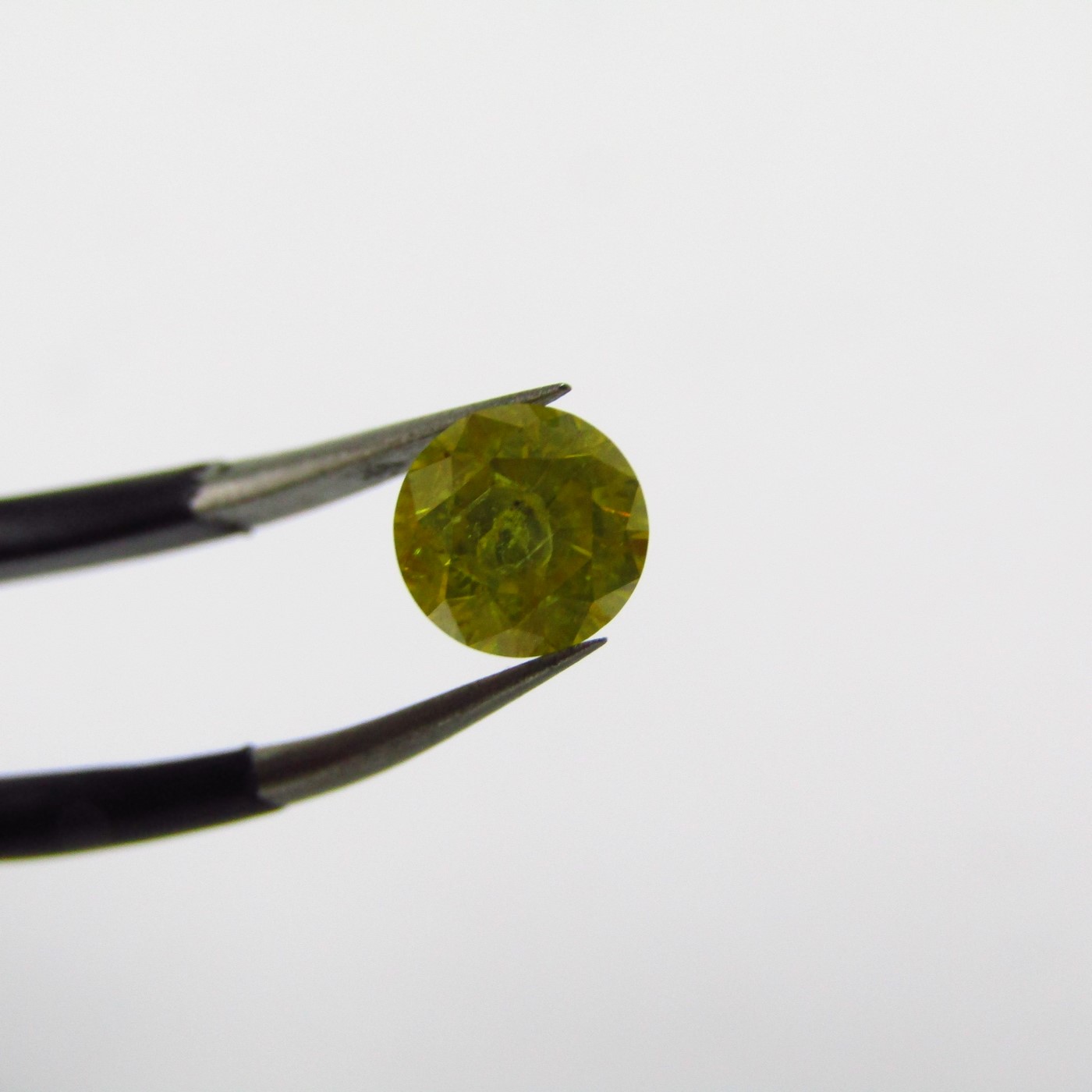 Diamante Natural de 0,58 ct. Talla: Brillante. Color: Fancy Canary Yellow. Pureza: P2. Mejorado. Certificado IGR. Diamante Natural de 0,58 ct. Talla: Brillante. Color: Fancy Canary Yellow. Pureza: P2. Mejorado. Certificado IGR.