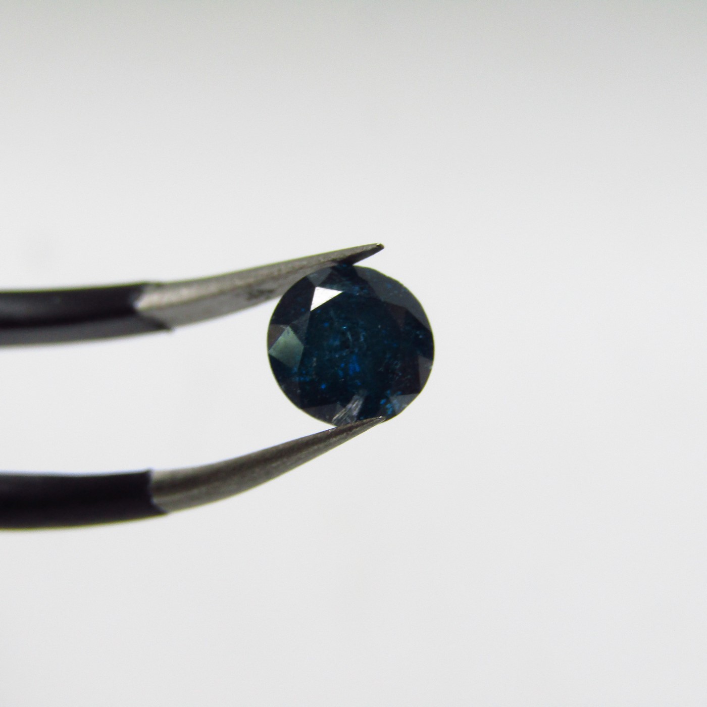 Diamante Natural de 0,62 ct. Talla: Brillante. Color: Blue. Pureza: P3. Mejorado. Certificado IGR. Diamante Natural de 0,62 ct. Talla: Brillante. Color: Blue. Pureza: P3. Mejorado. Certificado IGR.