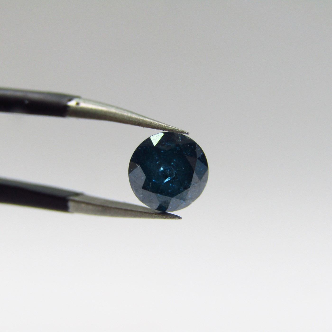 Diamante Natural de 0,62 ct. Talla: Brillante. Color: Blue. Pureza: P3. Mejorado. Certificado IGR. Diamante Natural de 0,62 ct. Talla: Brillante. Color: Blue. Pureza: P3. Mejorado. Certificado IGR.