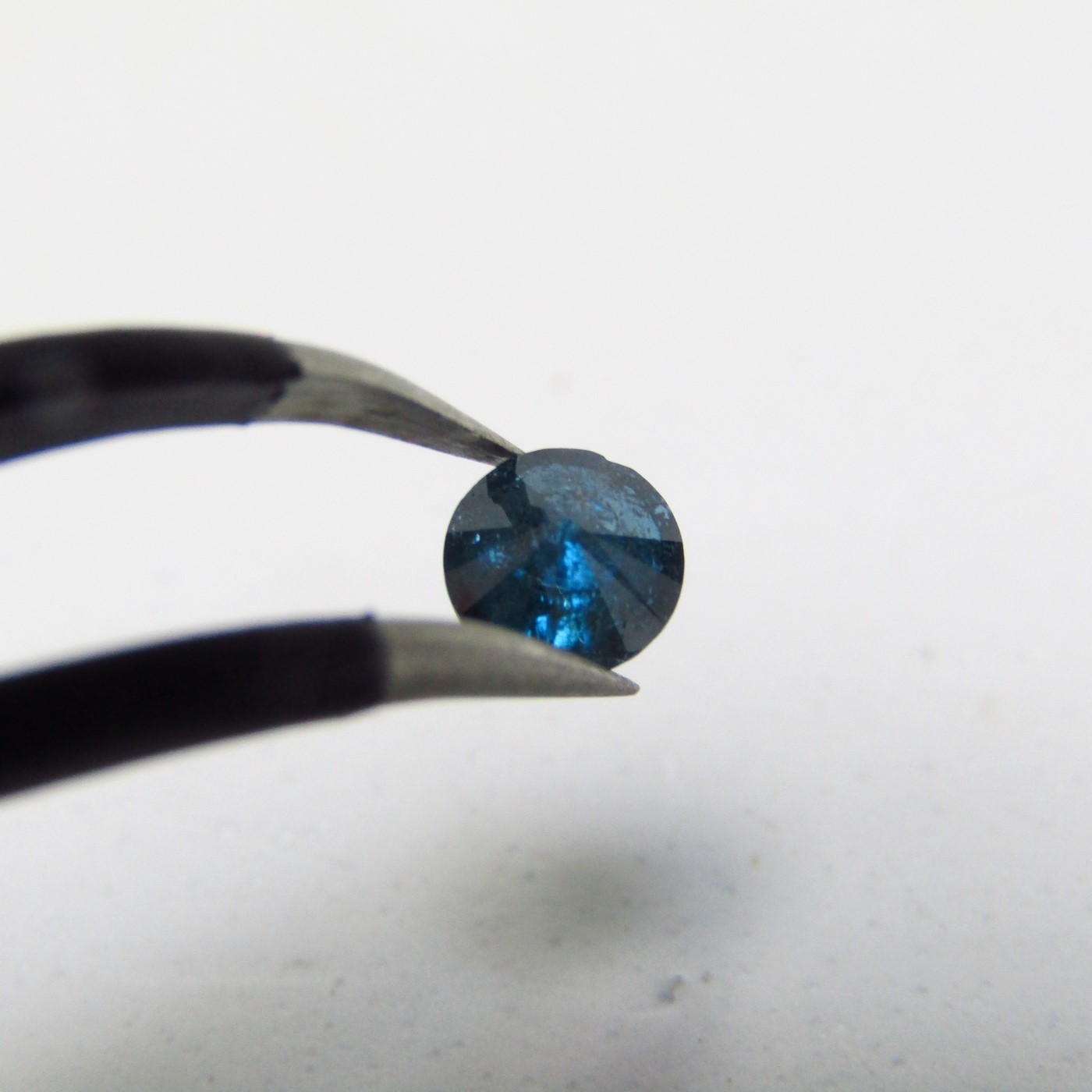 Diamante Natural de 0,62 ct. Talla: Brillante. Color: Blue. Pureza: P3. Mejorado. Certificado IGR. Diamante Natural de 0,62 ct. Talla: Brillante. Color: Blue. Pureza: P3. Mejorado. Certificado IGR.
