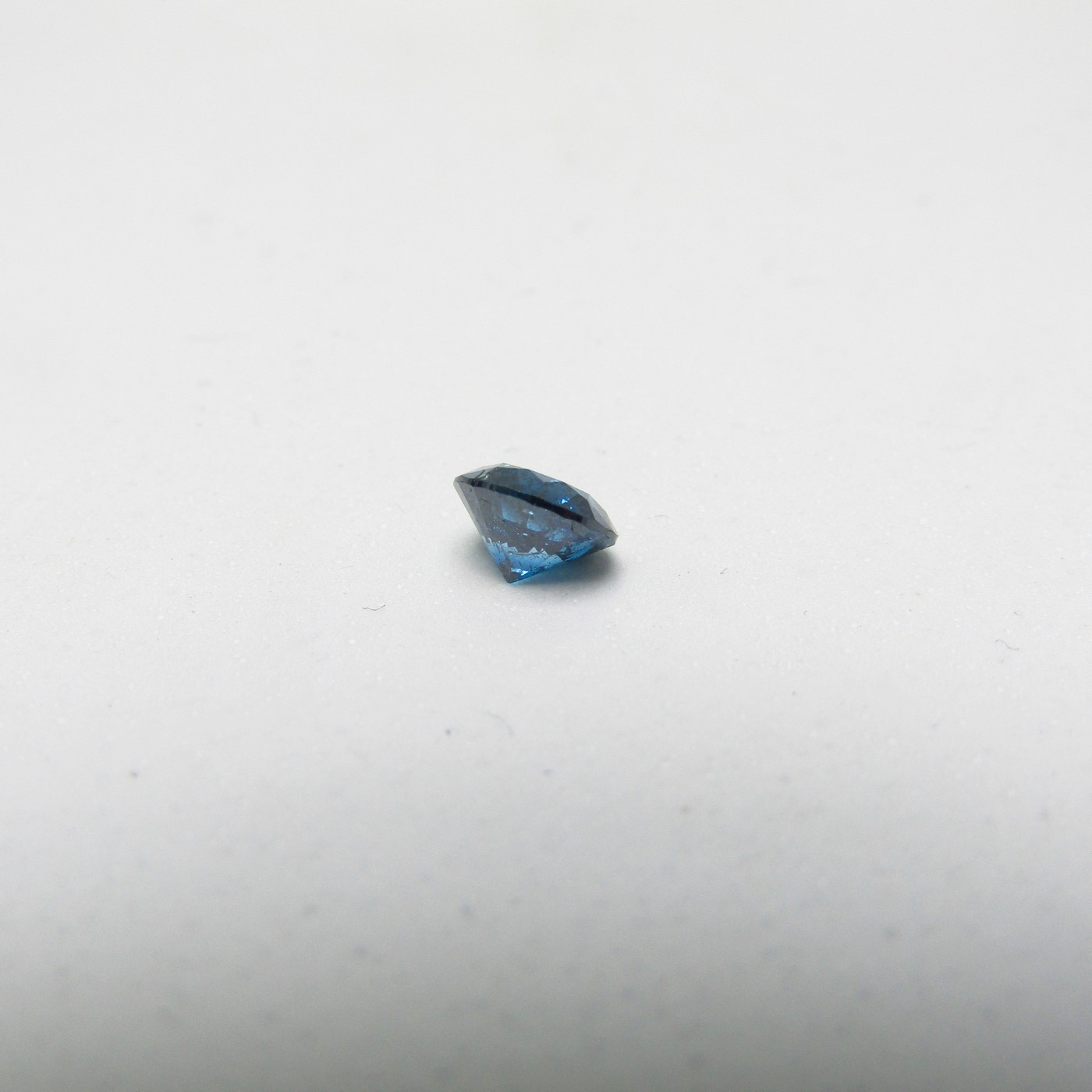 Diamante Natural de 0,79 ct. Talla: Brillante. Color: Fancy deep greenish blue. Pureza: P3. Tratado. Certificado IGE. Diamante Natural de 0,79 ct. Talla: Brillante. Color: Fancy deep greenish blue. Pureza: P3. Tratado. Certificado IGE.