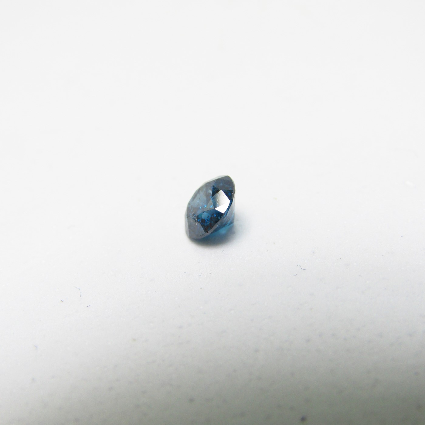 Diamante Natural de 0,79 ct. Talla: Brillante. Color: Fancy deep greenish blue. Pureza: P3. Tratado. Certificado IGE. Diamante Natural de 0,79 ct. Talla: Brillante. Color: Fancy deep greenish blue. Pureza: P3. Tratado. Certificado IGE.