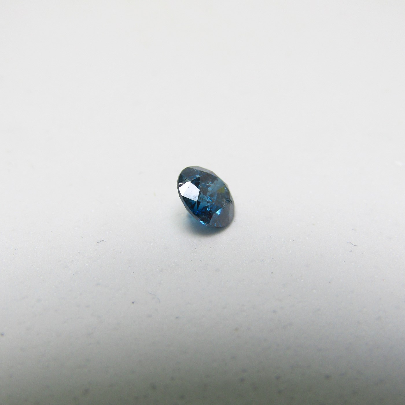 Diamante Natural de 0,79 ct. Talla: Brillante. Color: Fancy deep greenish blue. Pureza: P3. Tratado. Certificado IGE. Diamante Natural de 0,79 ct. Talla: Brillante. Color: Fancy deep greenish blue. Pureza: P3. Tratado. Certificado IGE.