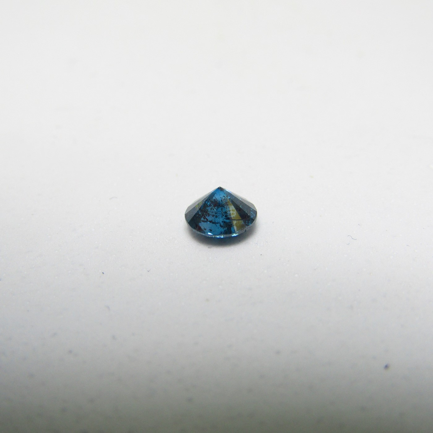 Diamante Natural de 0,79 ct. Talla: Brillante. Color: Fancy deep greenish blue. Pureza: P3. Tratado. Certificado IGE. Diamante Natural de 0,79 ct. Talla: Brillante. Color: Fancy deep greenish blue. Pureza: P3. Tratado. Certificado IGE.