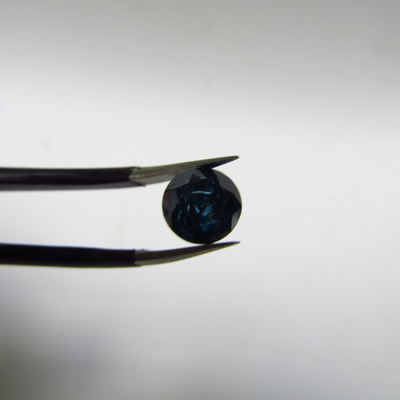 Diamante Natural de 0,79 ct. Talla: Brillante. Color: Fancy deep greenish blue. Pureza: P3. Tratado. Certificado IGE. Diamante Natural de 0,79 ct. Talla: Brillante. Color: Fancy deep greenish blue. Pureza: P3. Tratado. Certificado IGE.