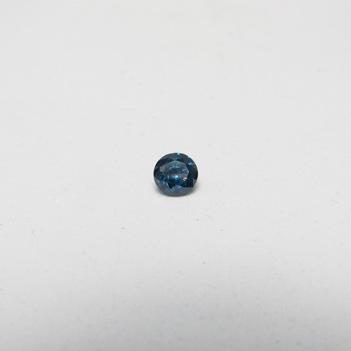 Diamante Natural de 0,79 ct. Talla: Brillante. Color: Fancy deep greenish blue. Pureza: P3. Tratado. Certificado IGE.