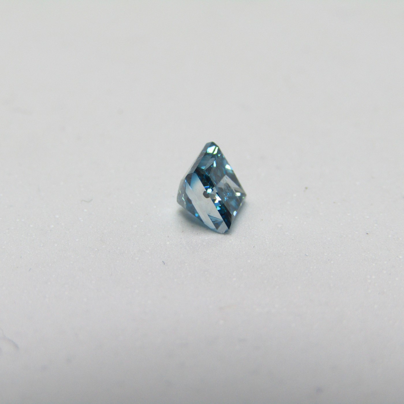 Diamante Natural de 0,87 ct. Talla: Princesa. Color: Fancy dark greenish blue. Pureza: P2. Tratado. Certificado IGE. Diamante Natural de 0,87 ct. Talla: Princesa. Color: Fancy dark greenish blue. Pureza: P2. Tratado. Certificado IGE.