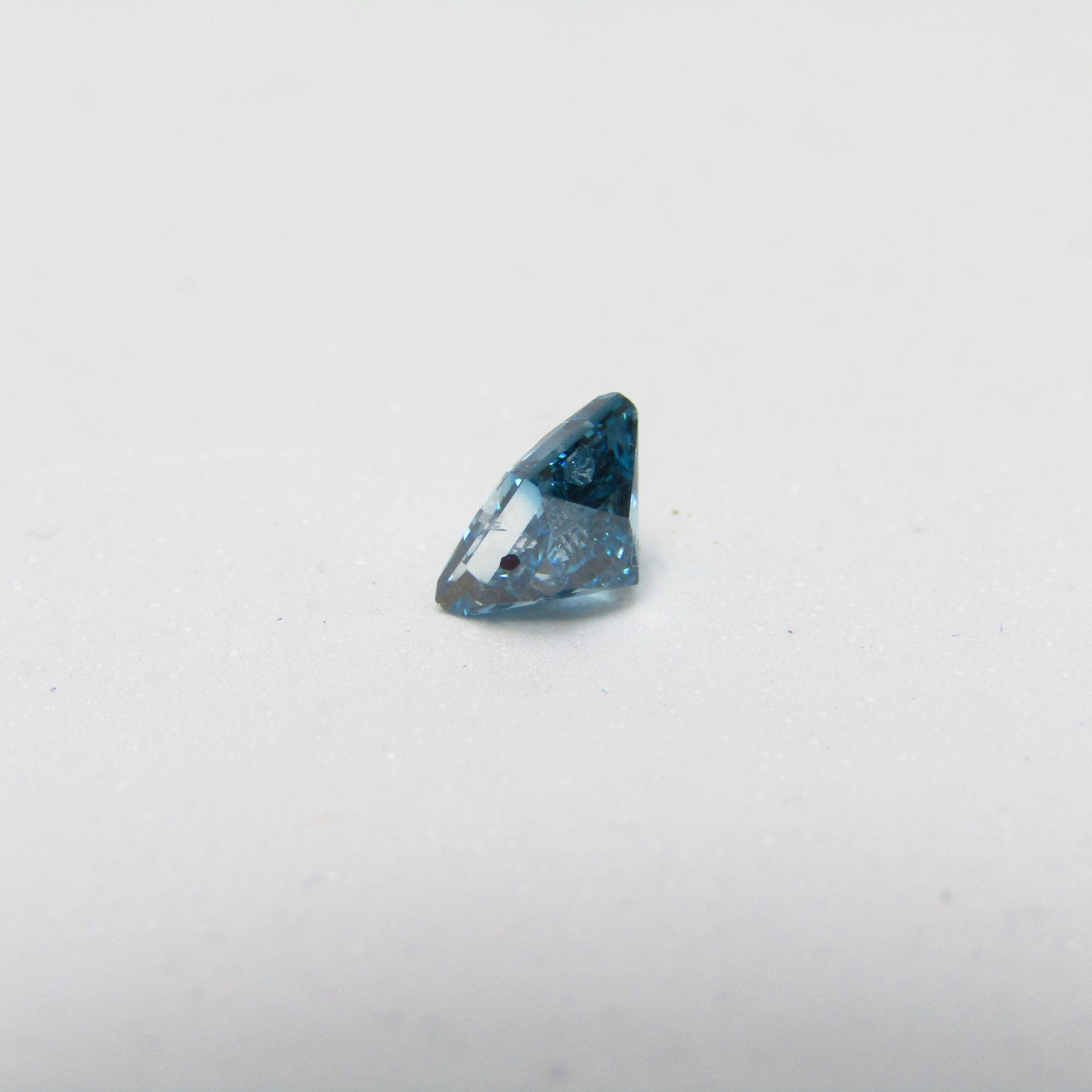 Diamante Natural de 0,87 ct. Talla: Princesa. Color: Fancy dark greenish blue. Pureza: P2. Tratado. Certificado IGE. Diamante Natural de 0,87 ct. Talla: Princesa. Color: Fancy dark greenish blue. Pureza: P2. Tratado. Certificado IGE.