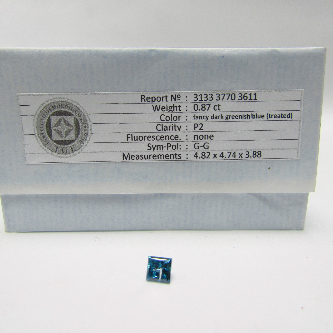 Diamante Natural de 0,87 ct. Talla: Princesa. Color: Fancy dark greenish blue. Pureza: P2. Tratado. Certificado IGE. Diamante Natural de 0,87 ct. Talla: Princesa. Color: Fancy dark greenish blue. Pureza: P2. Tratado. Certificado IGE.