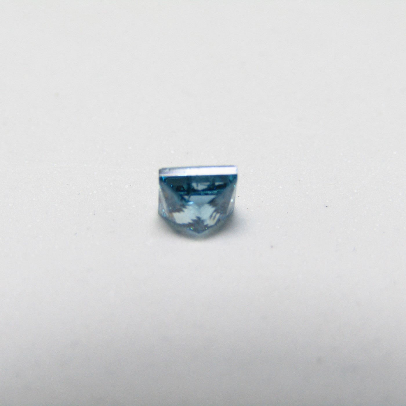 Diamante Natural de 0,87 ct. Talla: Princesa. Color: Fancy dark greenish blue. Pureza: P2. Tratado. Certificado IGE. Diamante Natural de 0,87 ct. Talla: Princesa. Color: Fancy dark greenish blue. Pureza: P2. Tratado. Certificado IGE.