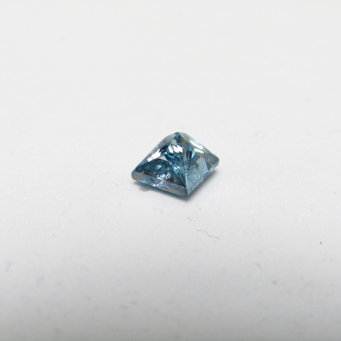 Diamante Natural de 0,87 ct. Talla: Princesa. Color: Fancy dark greenish blue. Pureza: P2. Tratado. Certificado IGE. Diamante Natural de 0,87 ct. Talla: Princesa. Color: Fancy dark greenish blue. Pureza: P2. Tratado. Certificado IGE.