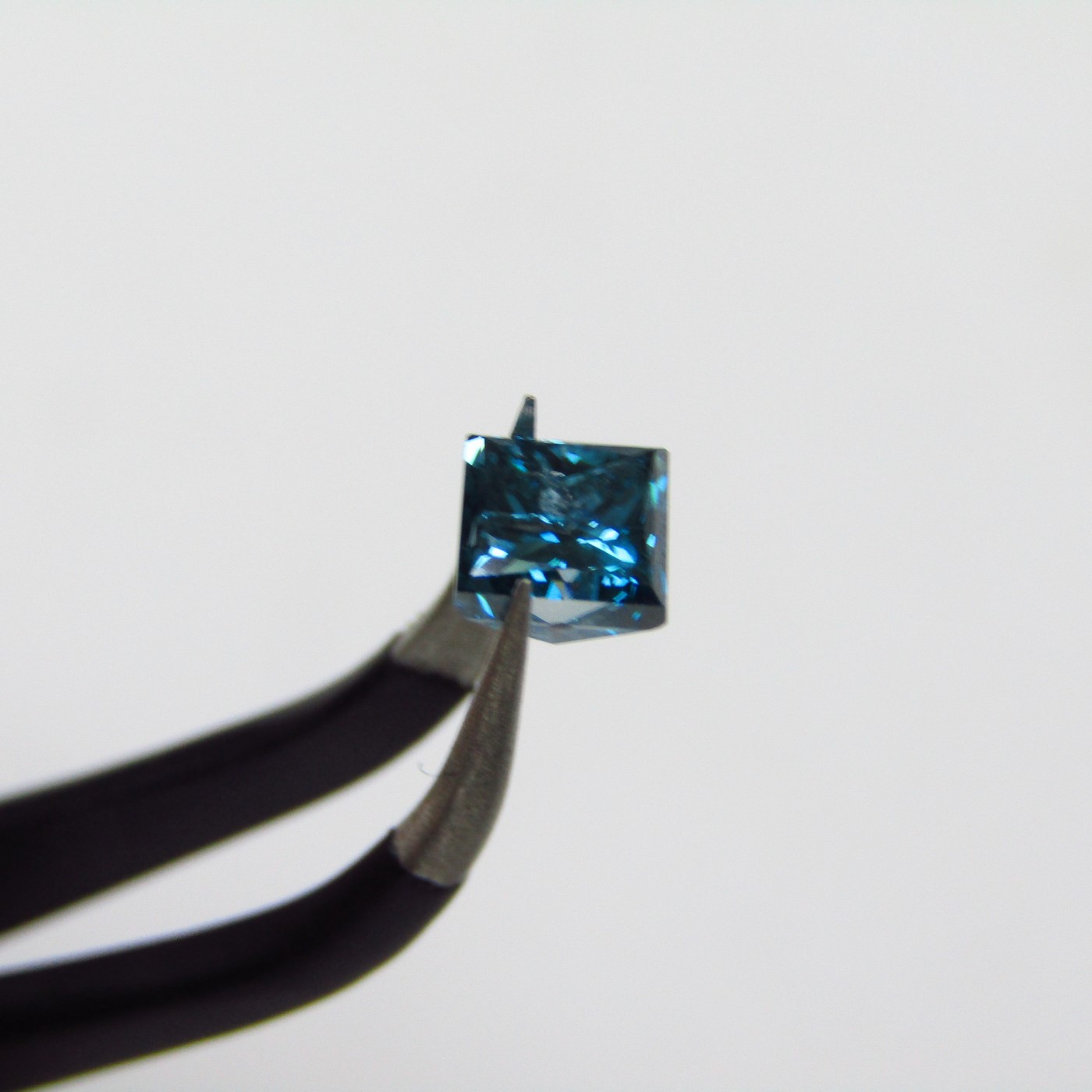 Diamante Natural de 0,87 ct. Talla: Princesa. Color: Fancy dark greenish blue. Pureza: P2. Tratado. Certificado IGE. Diamante Natural de 0,87 ct. Talla: Princesa. Color: Fancy dark greenish blue. Pureza: P2. Tratado. Certificado IGE.