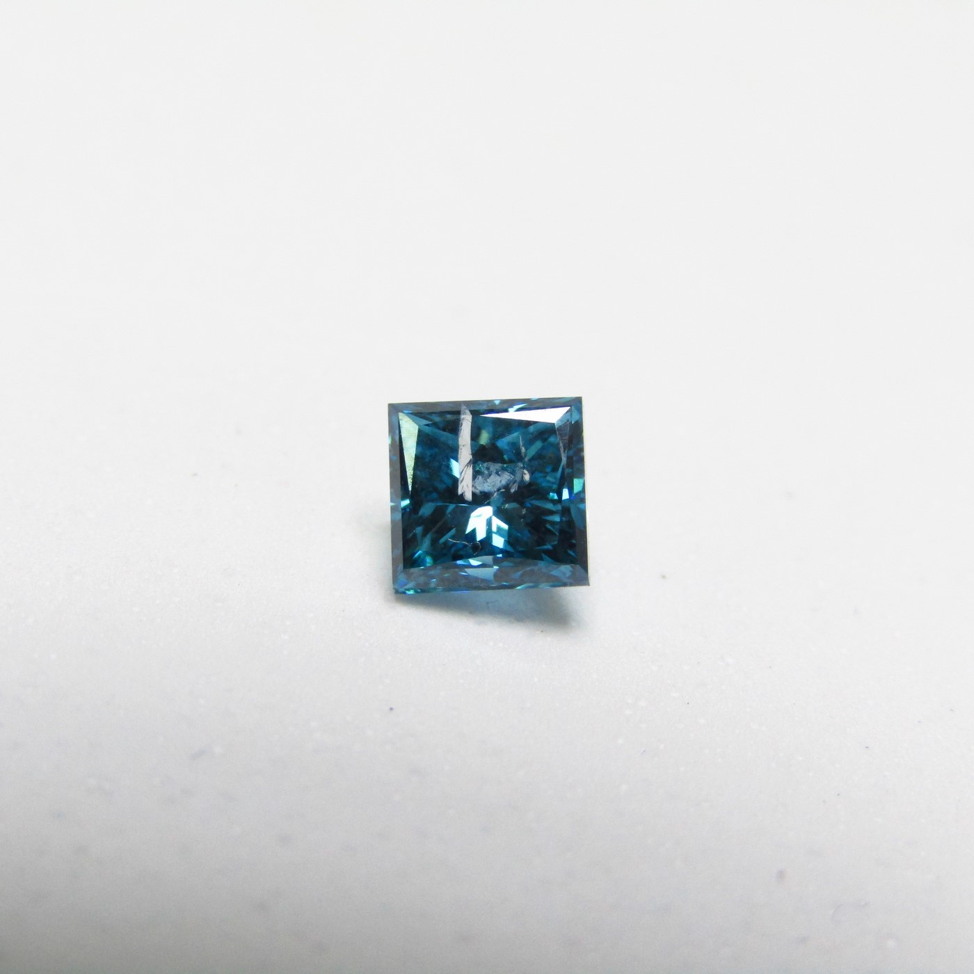 Diamante Natural de 0,87 ct. Talla: Princesa. Color: Fancy dark greenish blue. Pureza: P2. Tratado. Certificado IGE.