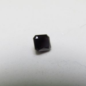 Diamante Natural de 1,03 ct. Talla: Cuadrada. Color: Very Dark orangey brown. Pureza: P2. Tratado. Certificado IGE.