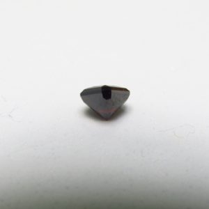 Diamante Natural de 1,03 ct. Talla: Cuadrada. Color: Very Dark orangey brown. Pureza: P2. Tratado. Certificado IGE.