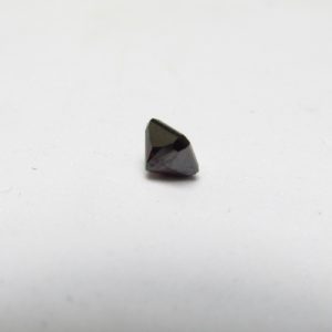 Diamante Natural de 1,03 ct. Talla: Cuadrada. Color: Very Dark orangey brown. Pureza: P2. Tratado. Certificado IGE.