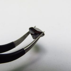 Diamante Natural de 1,03 ct. Talla: Cuadrada. Color: Very Dark orangey brown. Pureza: P2. Tratado. Certificado IGE.