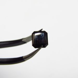 Diamante Natural de 1,03 ct. Talla: Cuadrada. Color: Very Dark orangey brown. Pureza: P2. Tratado. Certificado IGE.