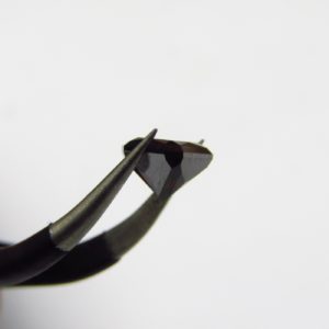 Diamante Natural de 1,03 ct. Talla: Cuadrada. Color: Very Dark orangey brown. Pureza: P2. Tratado. Certificado IGE.