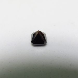 Diamante Natural de 1,03 ct. Talla: Cuadrada. Color: Very Dark orangey brown. Pureza: P2. Tratado. Certificado IGE.