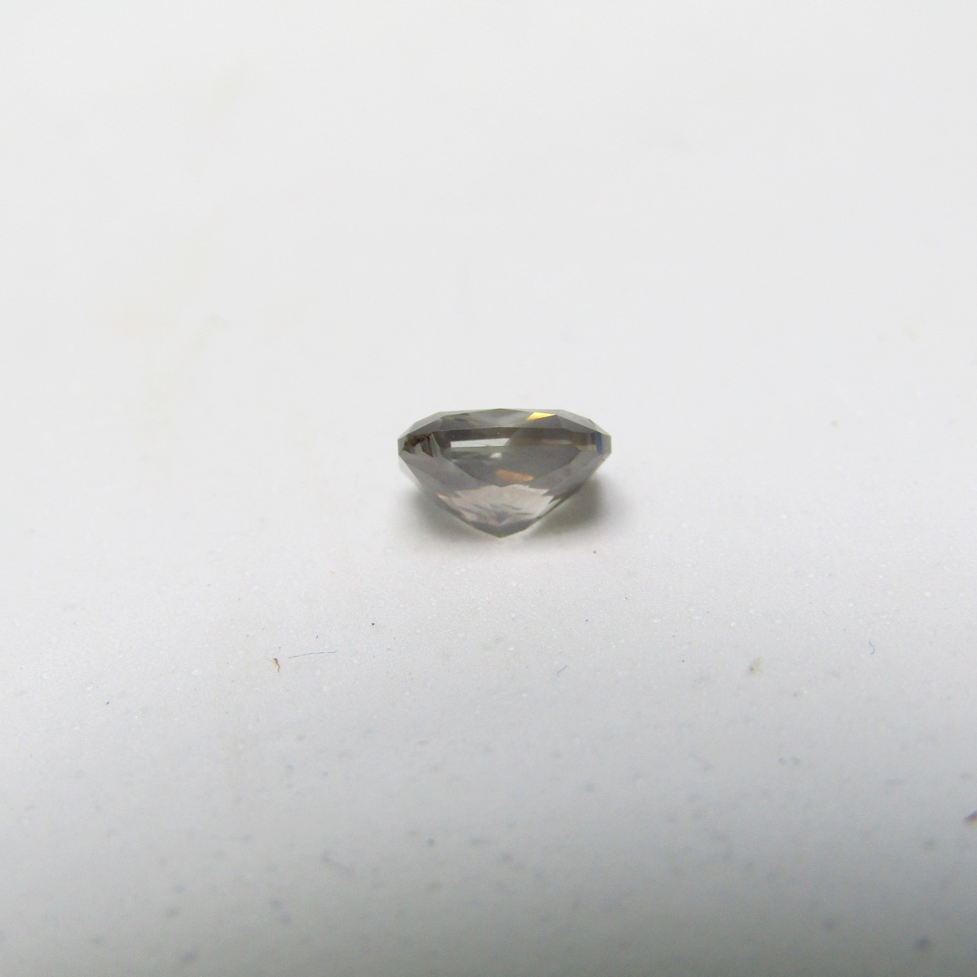 Diamante natural de 1,25 ct. Talla: rectangular. Color: Fancy yellowish grey. Pureza: P2. NO TRATADO. Certificado IGE. Diamante natural de 1,25 ct. Talla: rectangular. Color: Fancy yellowish grey. Pureza: P2. NO TRATADO. Certificado IGE.