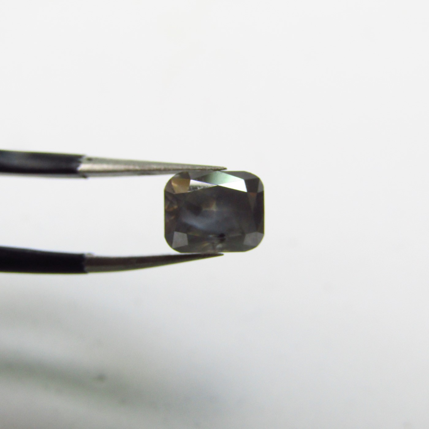 Diamante natural de 1,25 ct. Talla: rectangular. Color: Fancy yellowish grey. Pureza: P2. NO TRATADO. Certificado IGE. Diamante natural de 1,25 ct. Talla: rectangular. Color: Fancy yellowish grey. Pureza: P2. NO TRATADO. Certificado IGE.
