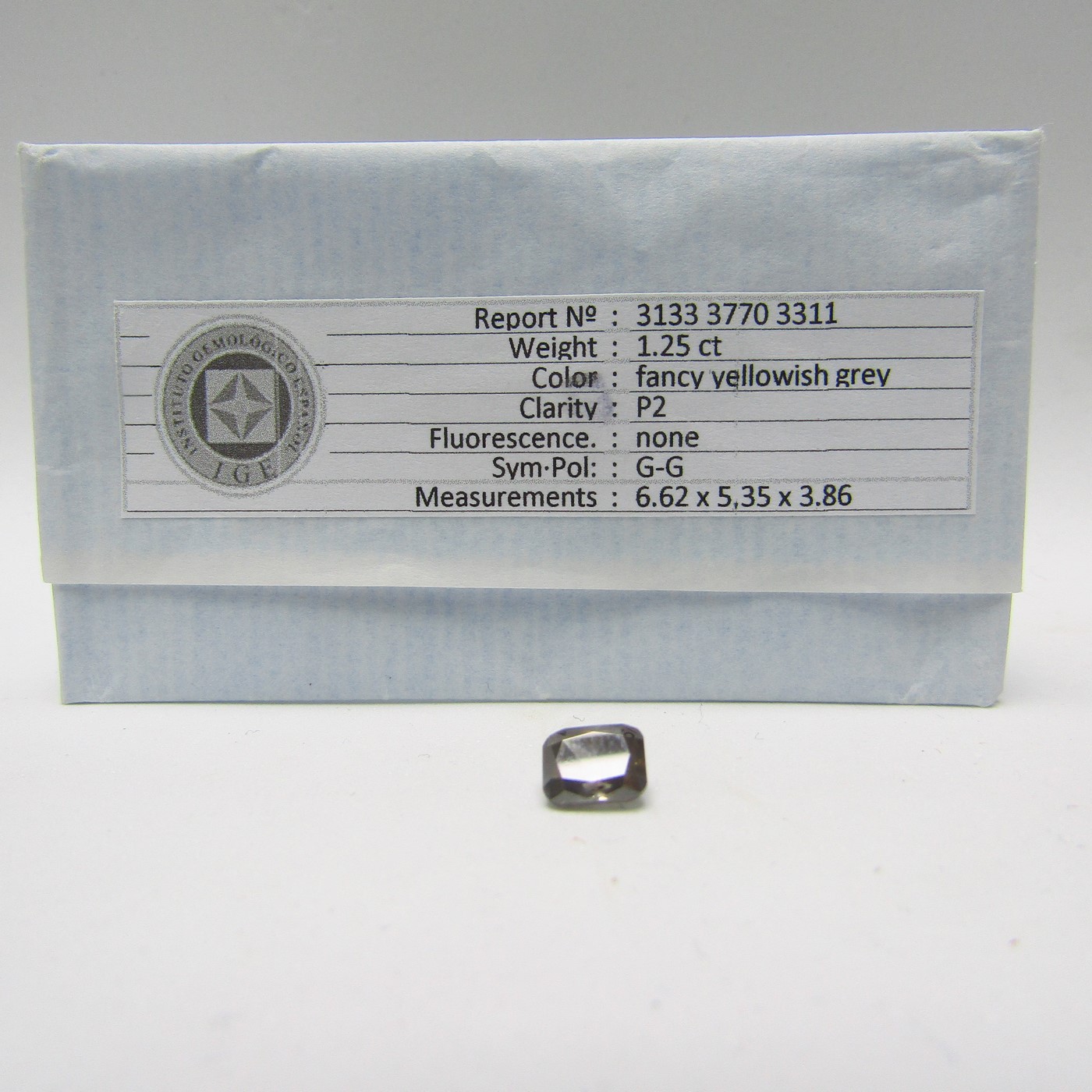 Diamante natural de 1,25 ct. Talla: rectangular. Color: Fancy yellowish grey. Pureza: P2. NO TRATADO. Certificado IGE. Diamante natural de 1,25 ct. Talla: rectangular. Color: Fancy yellowish grey. Pureza: P2. NO TRATADO. Certificado IGE.