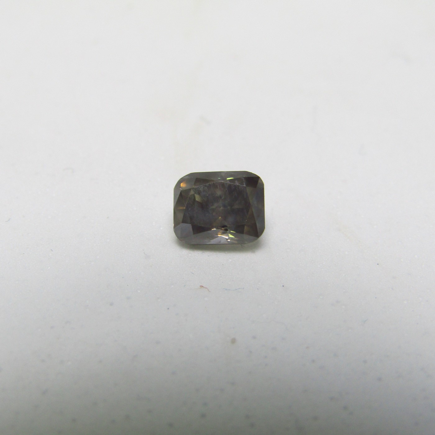 Diamante natural de 1,25 ct. Talla: rectangular. Color: Fancy yellowish grey. Pureza: P2. NO TRATADO. Certificado IGE. Diamante natural de 1,25 ct. Talla: rectangular. Color: Fancy yellowish grey. Pureza: P2. NO TRATADO. Certificado IGE.