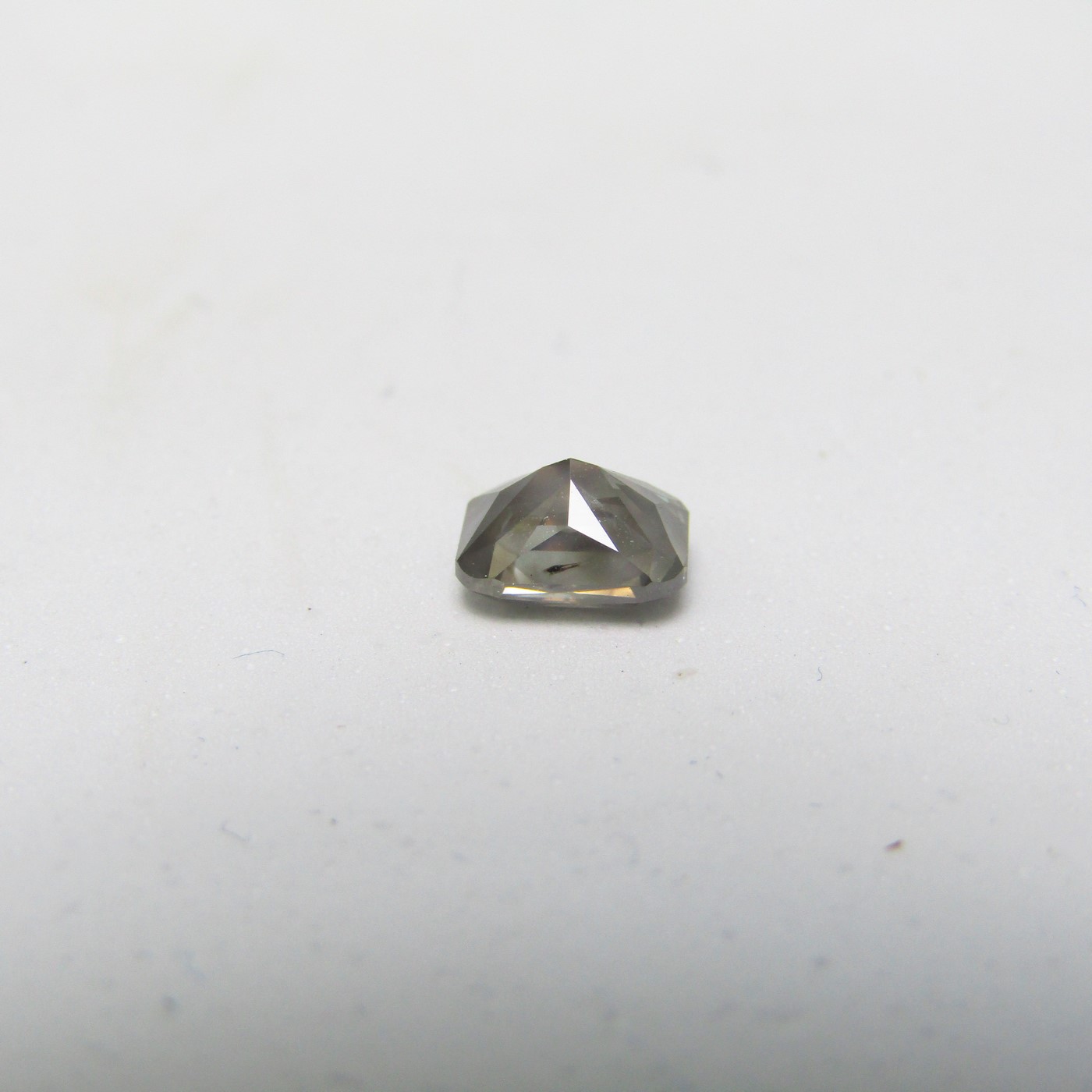 Diamante natural de 1,25 ct. Talla: rectangular. Color: Fancy yellowish grey. Pureza: P2. NO TRATADO. Certificado IGE. Diamante natural de 1,25 ct. Talla: rectangular. Color: Fancy yellowish grey. Pureza: P2. NO TRATADO. Certificado IGE.