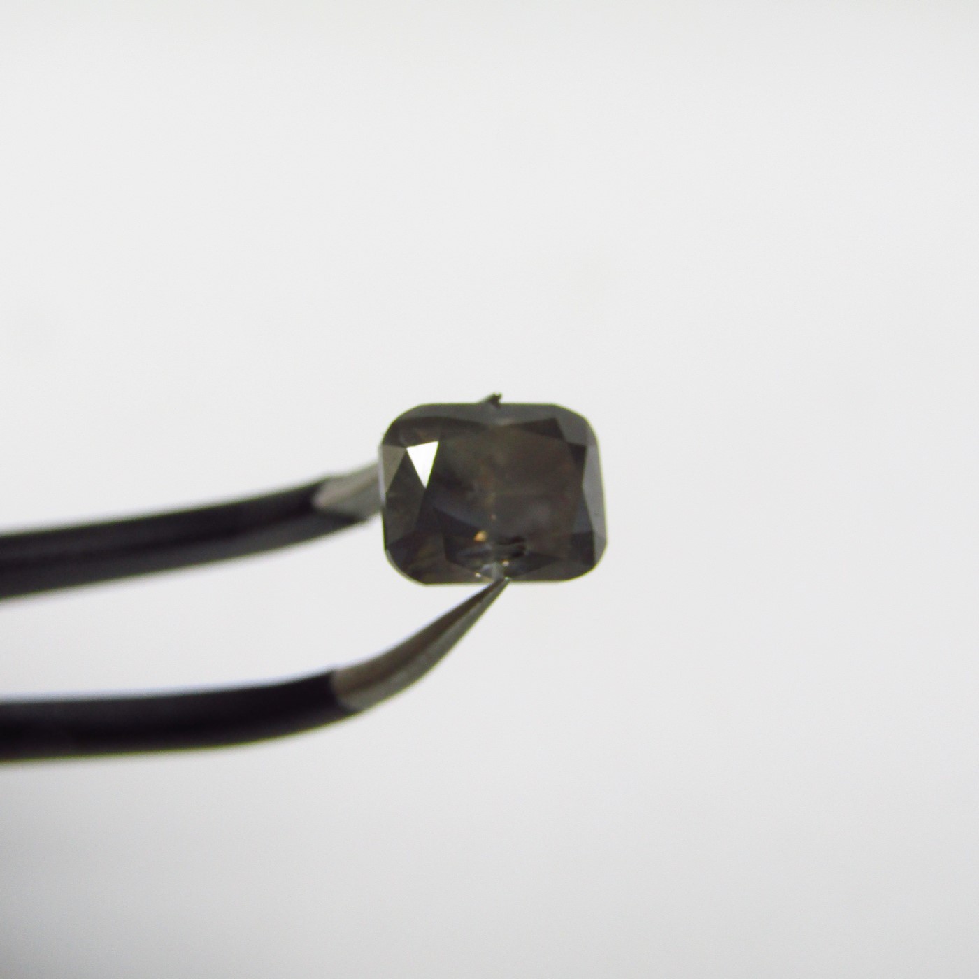 Diamante natural de 1,25 ct. Talla: rectangular. Color: Fancy yellowish grey. Pureza: P2. NO TRATADO. Certificado IGE. Diamante natural de 1,25 ct. Talla: rectangular. Color: Fancy yellowish grey. Pureza: P2. NO TRATADO. Certificado IGE.