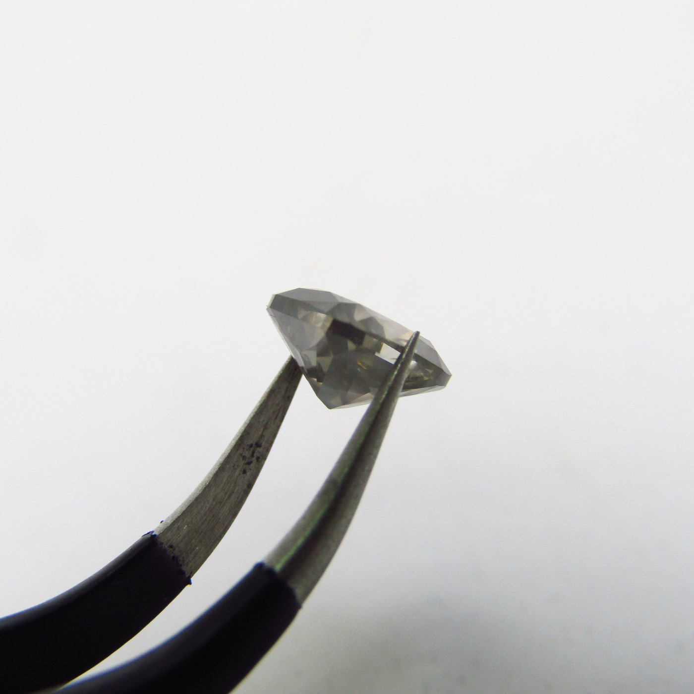 Diamante natural de 1,25 ct. Talla: rectangular. Color: Fancy yellowish grey. Pureza: P2. NO TRATADO. Certificado IGE. Diamante natural de 1,25 ct. Talla: rectangular. Color: Fancy yellowish grey. Pureza: P2. NO TRATADO. Certificado IGE.