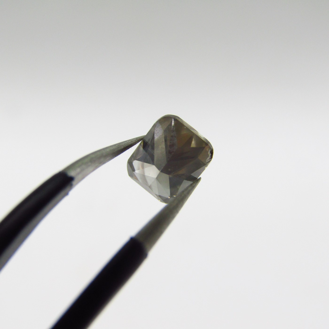 Diamante natural de 1,25 ct. Talla: rectangular. Color: Fancy yellowish grey. Pureza: P2. NO TRATADO. Certificado IGE. Diamante natural de 1,25 ct. Talla: rectangular. Color: Fancy yellowish grey. Pureza: P2. NO TRATADO. Certificado IGE.